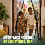 Deux enfants passent la porte, la moustiquaire s'ouvre et se referme